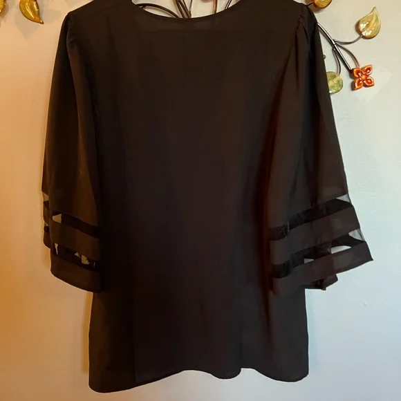 Flattering 3/4 bell sleeves tunic style blouse - Picture 2 of 5